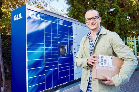 Customer-infront-of-a-parcel-locker