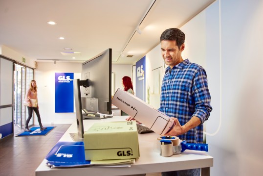 Man-scanning-a-parcel-in-a-parcel-shop