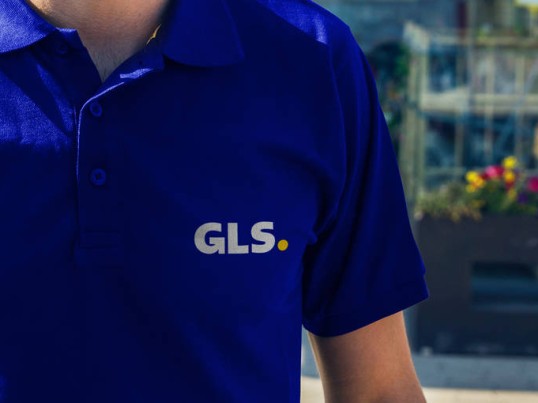 GLS subcontractor in front of a GLS Parcel Shop