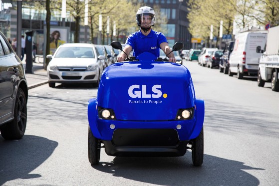 Bestelwagen van GLS staat aan een open deur