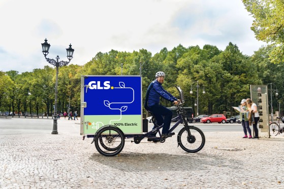 Deux semi-remorques de GLS se croisent sur un pont