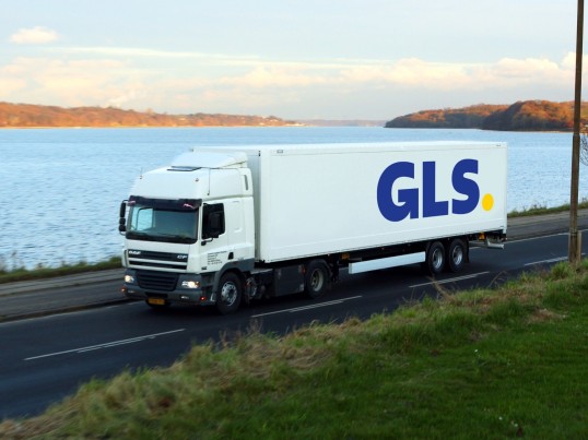 GLS vrachtwagen rijdt binnen op boot