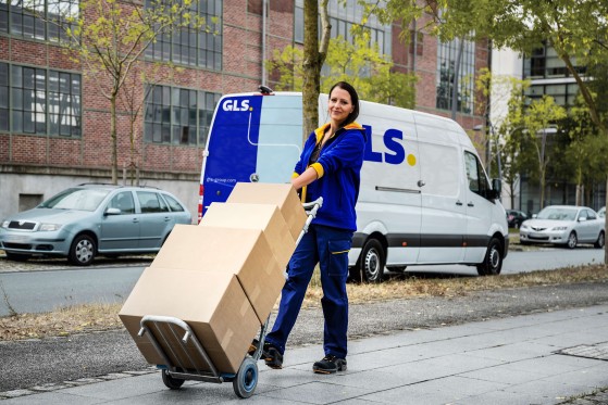 Une femme livrant des colis en ville.