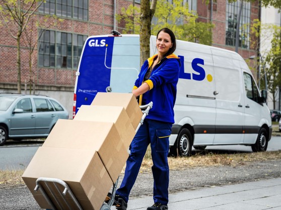 Livreuse GLS transportant des colis en ville.