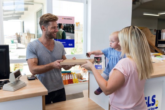 Customer delivers a parcel to a ParcelShop employee