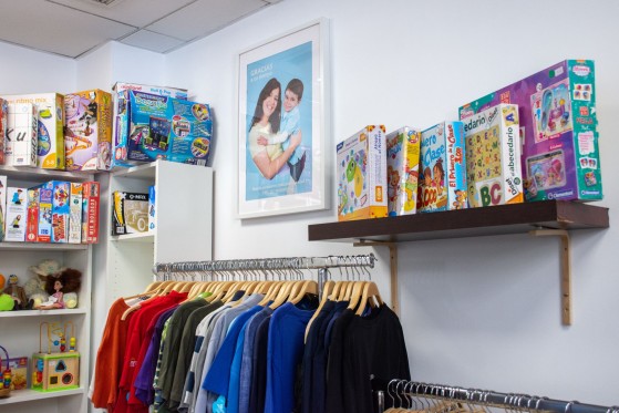 Campaña solidaria de GLS en colaboración con Debra Piel de Mariposa. Tienda soldaria donde hay ropa y juegos para niños