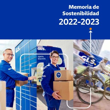 Portada de la Memoria de Sostenibilidad 2022-2023 de GLS Spain, con repartidores usando taquillas automáticas, realizando entregas con furgonetas 100% eléctricas y bicicletas en entornos urbanos, destacando soluciones sostenibles de última milla.