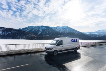 GLS-kuljettaja purkaa paketteja pakettiautostaan toimitusta varten