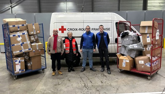 Remise solidaire de colis non identifiés par GLS à la Croix-Rouge française, avec des bénévoles de GLS et de la Croix-Rouge aux côtés des colis prêts à être distribués