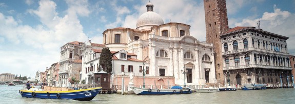 GLS delivery boat transporting parcels on a canal in Venice, representing GLS France’s European delivery network.
