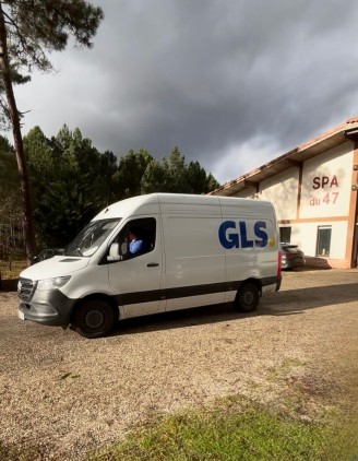 A GLS delivery van parked in front of the SPA 47 shelter during a solidarity tour with Ultra Premium Direct to support abandoned animals.