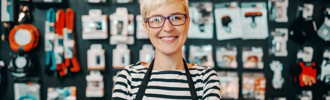 GLS klant staat voor de etalage van haar winkel