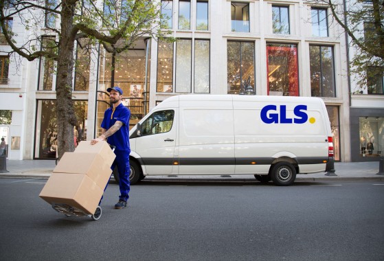 Distribuidor GLS junto à carrinha de entregas na cidade, com o logótipo da GLS 