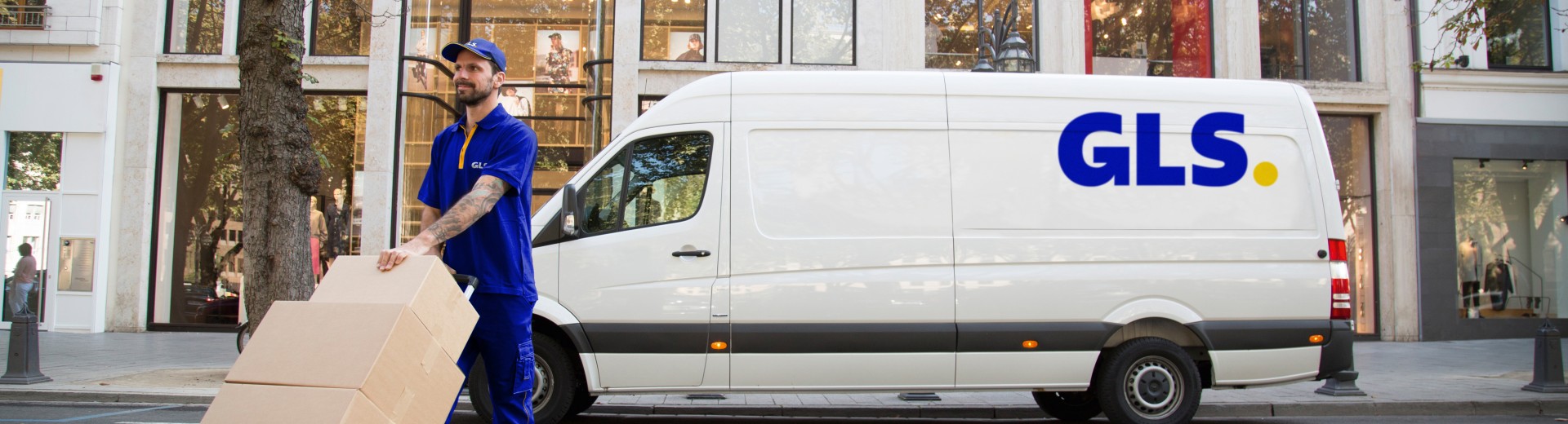 curier cu mașina de livrare în fundal