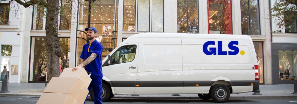 curier cu mașina de livrare în fundal