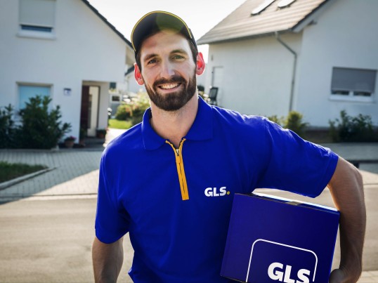 Delivering additional service by GLS courier with parcel 