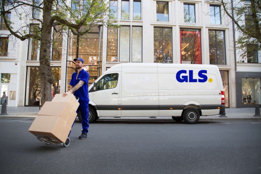 Photo deliveryman with van in the city